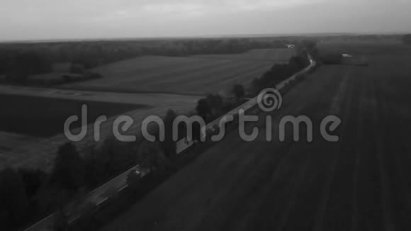 公路道路上的孤车在黄昏空中透视与雾景观的背景4UHDK视频的预览图