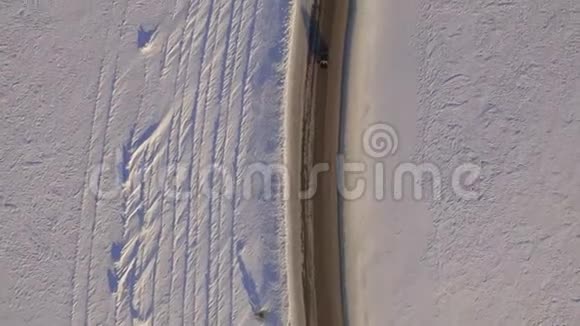 苏夫在路上穿过雪场从四架直升机上俯瞰雪域和道路雪的空中景色视频的预览图