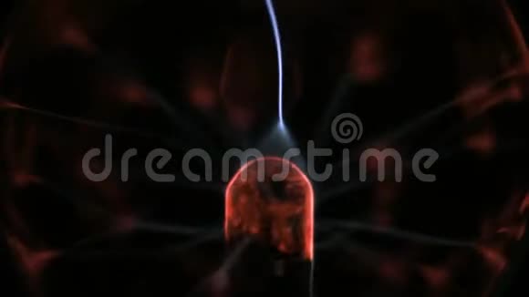 手触摸一个等离子球等离子球灯能量用手触摸发光玻璃球概念视频的预览图