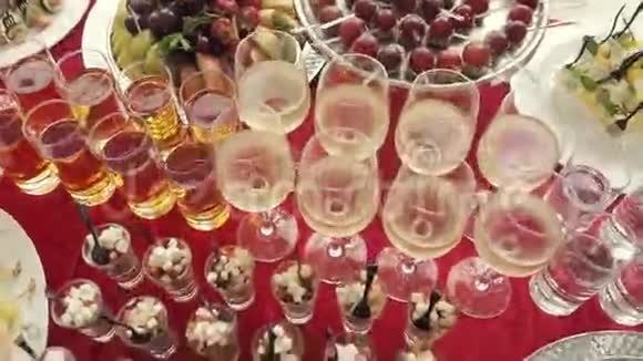 杯子里的酒精果汁沙拉罐装和水果视频的预览图