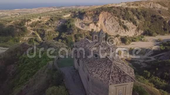 意大利阿布鲁佐的乡村教堂和山顶城堡令人叹为观止视频的预览图