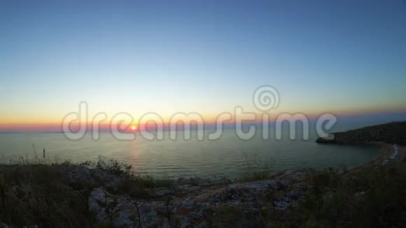 海水日落海滩时间日落黄昏时间海滨波浪海景在泻湖与伞视频的预览图