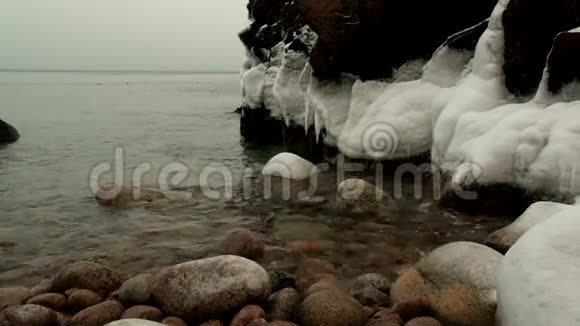 海浪拍打着北海的岩石视频的预览图