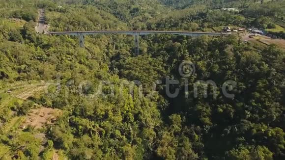 在丛林中跨越高山峡谷的桥印度尼西亚巴厘视频的预览图