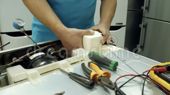 服务中心电子修理店一个人修理冰箱铝钎焊视频的预览图