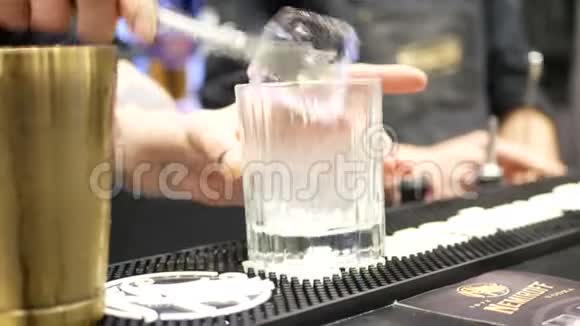 鸡尾酒酒精混合冰视频的预览图