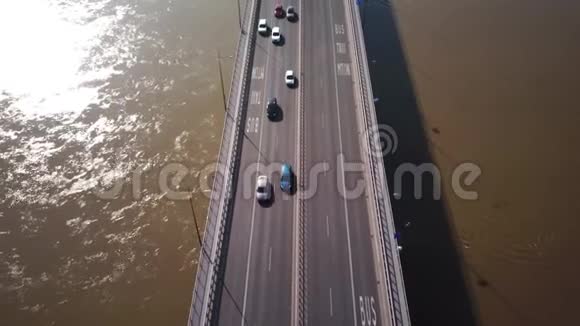 空中拍摄重点是桥上的交通开车汽车过桥4K阳光灿烂视频的预览图
