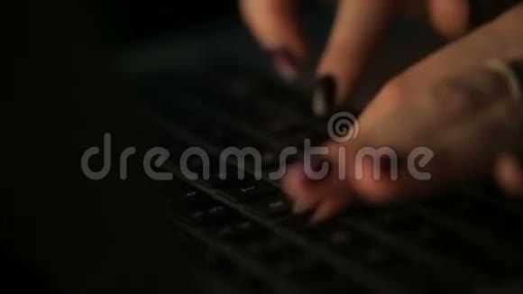 在日落时分用红色的指甲在笔记本电脑的键盘上打字合上女人的手视频的预览图