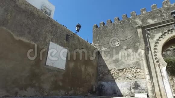 丹吉尔摩洛哥2016年4月22日丹吉尔摩洛哥城街景和旧城堡垒前门视频的预览图