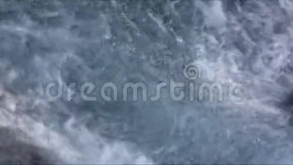 俄罗斯奇马尔河春天里汹涌的河水视频的预览图