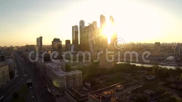 莫斯科河日落时摩天大楼的无人机视频视频的预览图