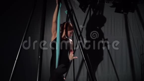 瑜伽教练在吊床上跳舞视频的预览图