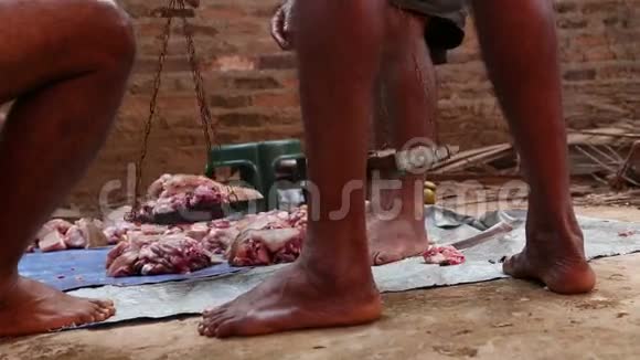 人们称屠宰动物的肉视频的预览图