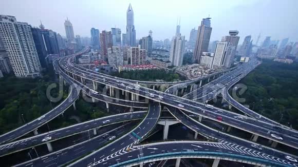 时间流逝高速公路交汇处的交通繁忙上海天际线的空中景观视频的预览图
