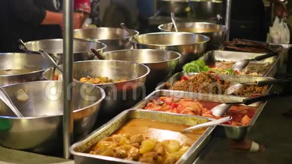 传统的亚洲肉类斋街食品在户外夜间烹饪东南亚视频的预览图