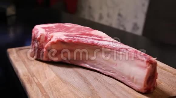 生鲜肉牛排吃牛排牛肉牛排生肉战斧牛排视频的预览图