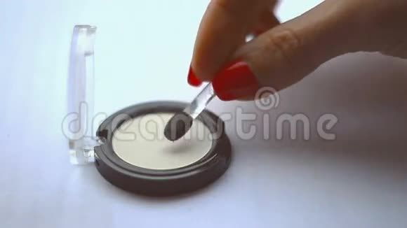 女性用刷子做动作然后拨号视频的预览图