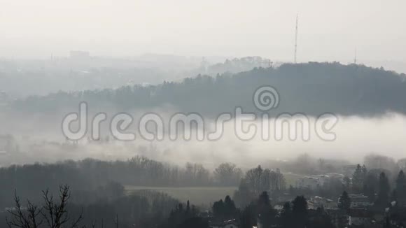 奥地利的山丘上有美丽的雾在奥地利的林茨附近被捕获视频的预览图