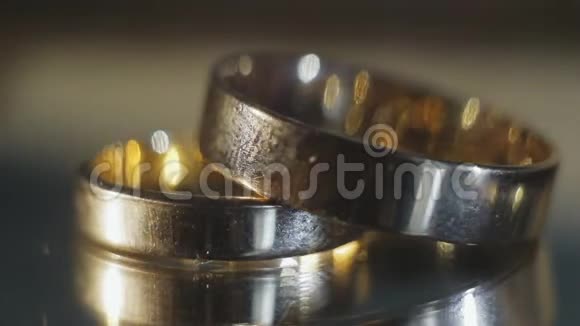 深色背景下的结婚戒指视频的预览图