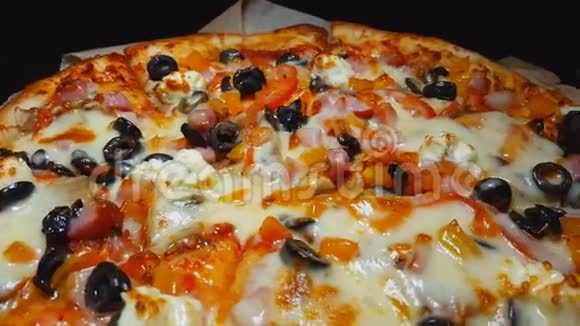 热比萨饼上有肉橄榄奶酪和蔬菜视频的预览图