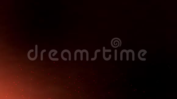炽热的橙色在黑色背景上飞离粒子美丽的燃烧的炽热的火花从夜空中升起视频的预览图
