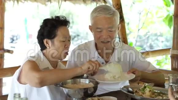 亚洲老年夫妇在吃饭时互相交谈视频的预览图