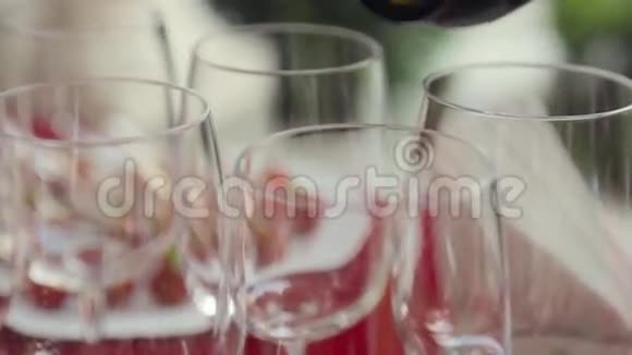 侍者在宴会上用酒杯倒上冷白葡萄酒视频的预览图
