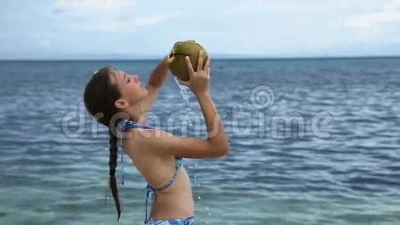 女孩倒在自己的椰子汁上视频的预览图