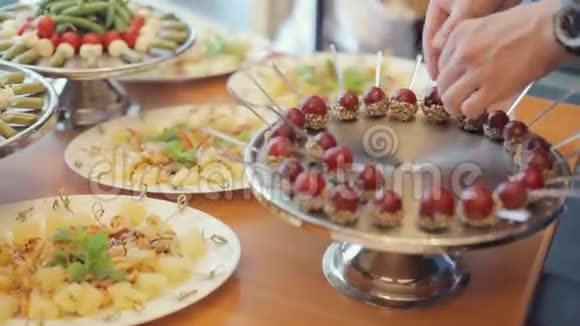 厨师把成熟的葡萄放在坚果里巧克力放在一个大银盘上视频的预览图