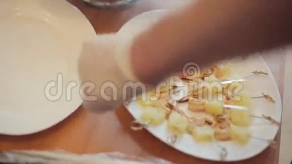 侍者端上一盘罐头虾和菠萝来做餐饮视频的预览图