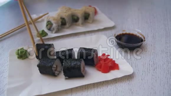 从日本餐馆的盘子里拿寿司卷和诺里视频的预览图