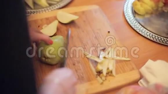 在熟梨木板上煮排骨准备宴会视频的预览图