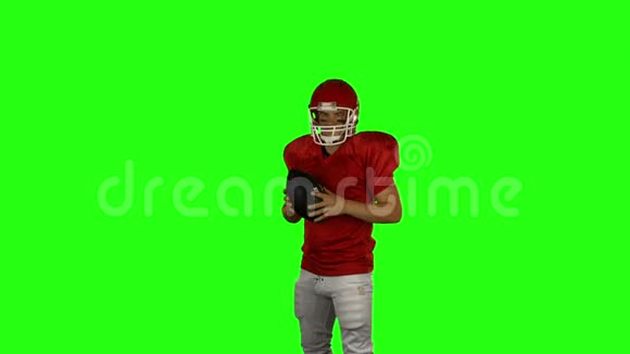 红色美式足球运动员送球视频的预览图