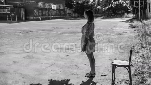 孤独的女孩站在校园里靠了靠视频的预览图