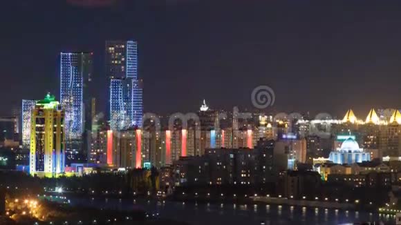 从哈萨克斯坦的屋顶可以看到市中心和中央商务区的高夜景图塔台的时间间隔视频的预览图