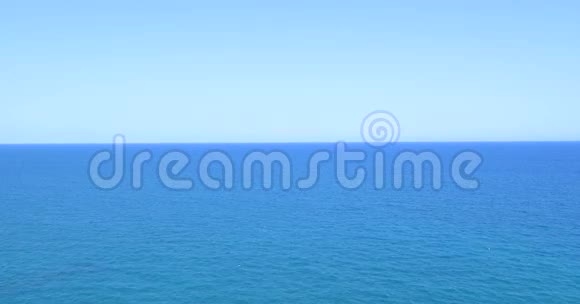 平静的海水和蓝天视频的预览图