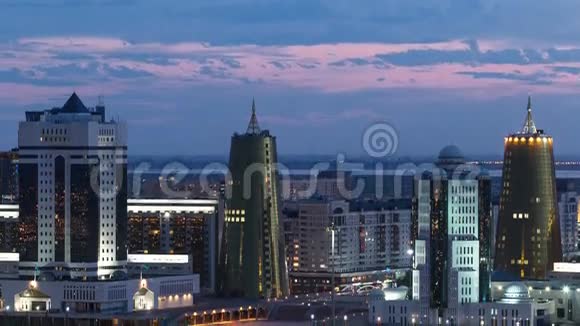 从市中心和中央商业区可以看到更高的夜景这里有黄塔时间推移哈萨克斯坦阿斯塔纳视频的预览图