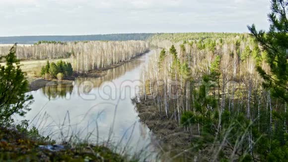 俄罗斯西伯利亚乌拉尔朱索瓦亚河山脉景观的广阔全景视频的预览图