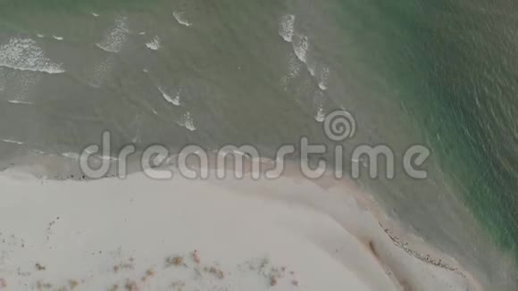 沙滩与海浪鸟瞰视频的预览图