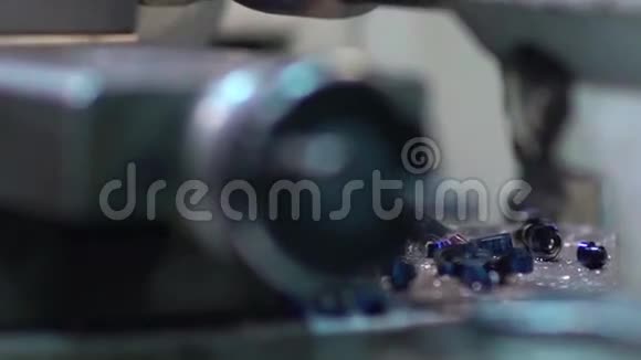 机器上金属的自动加工视频的预览图