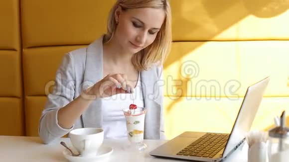 快乐的女人吃香甜可口的甜点视频的预览图