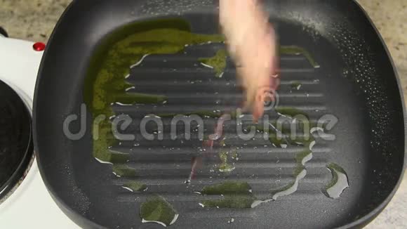 油炸歪虾1视频的预览图