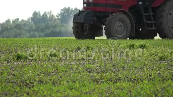 拖拉机喷洒农作物油菜田视频的预览图