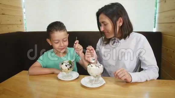 妈妈和儿子在咖啡馆吃冰淇淋视频的预览图