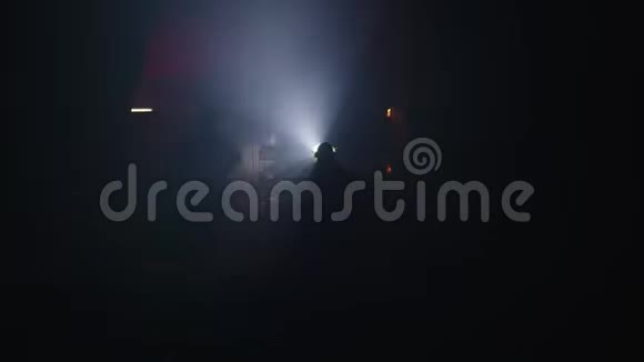 消防队员在一条充满烟雾的黑暗隧道中进行救援行动视频的预览图