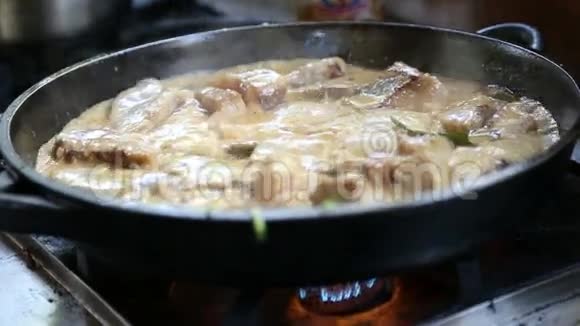 肉和酱汁在厨房炉子上的锅中煮沸视频的预览图