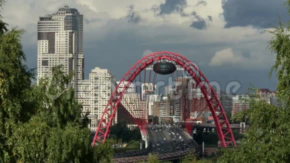公路上的城市景观交通视频的预览图