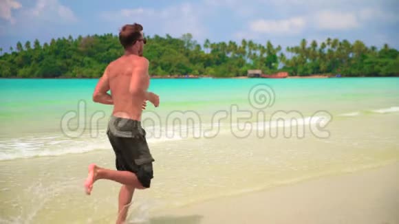 慢镜头人类沿着热带海滩奔跑视频的预览图