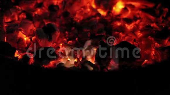 在黄昏的黑暗中燃烧着马洛卡岛上的煤视频的预览图