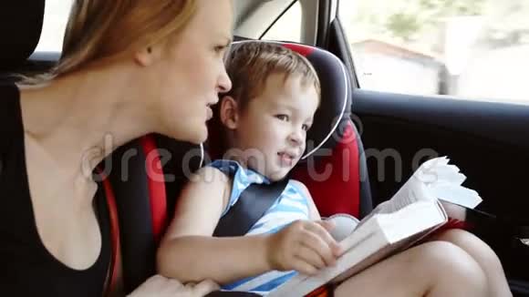 妈妈在车里和儿子说话视频的预览图